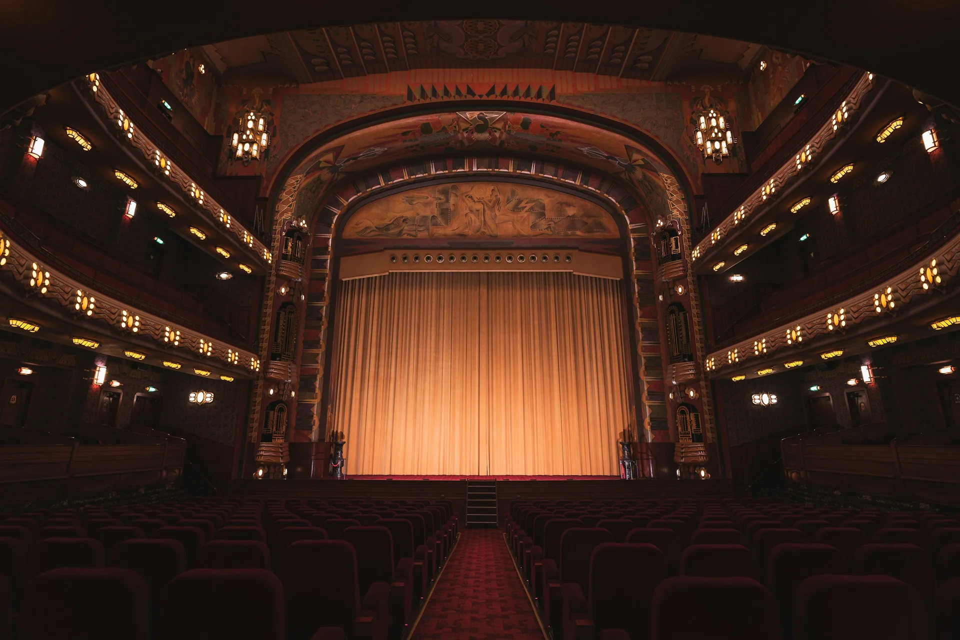 Den guldbetrukne scene og de terrasserede balkoner i et restaureret Art Deco-teater, der er karakteristisk for Tango Porteños ombyggede biografsal